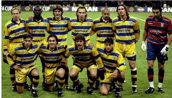 泰山纪念建队32周年，队史5次夺顶级联赛冠军，8次足协杯冠军