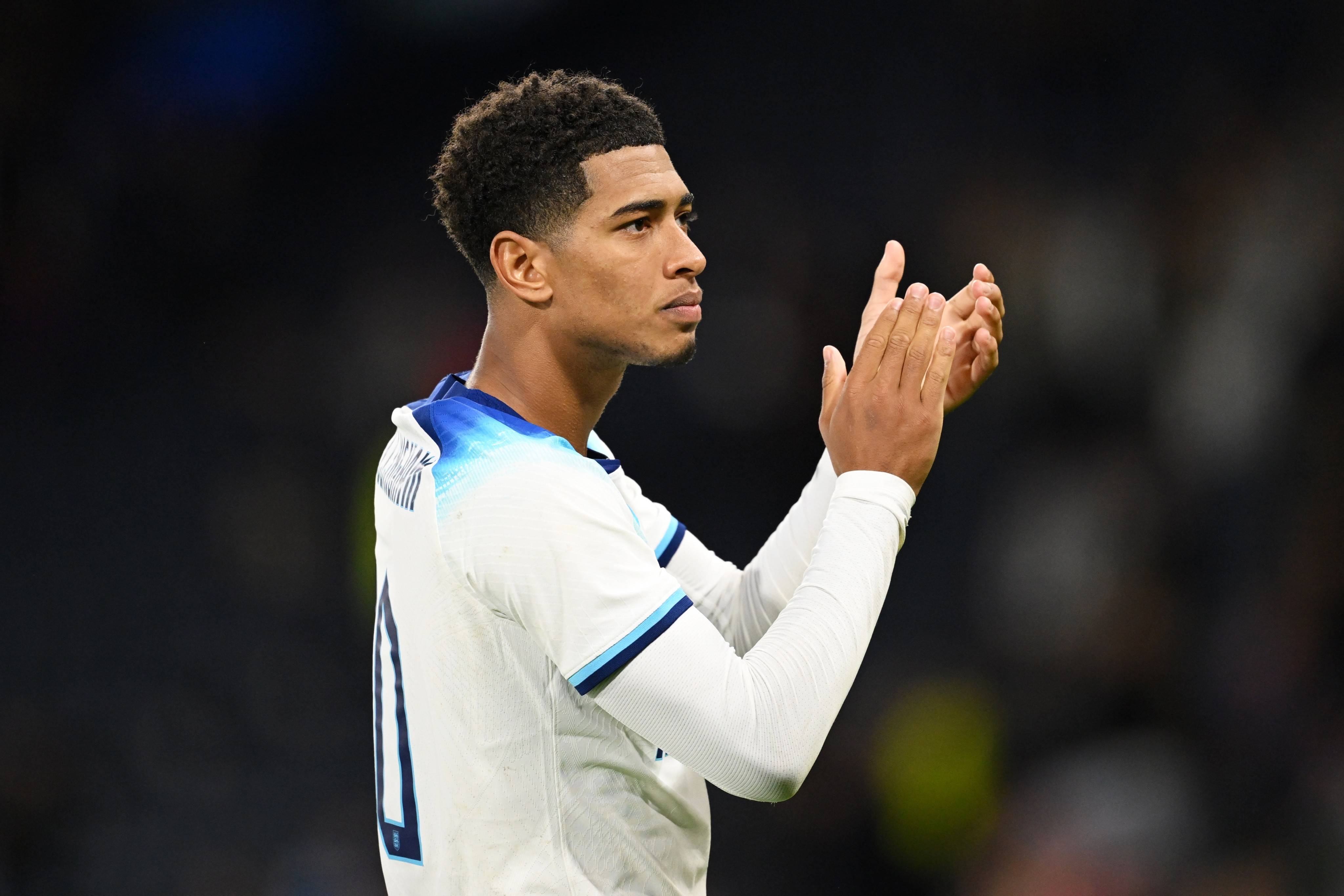 2025赛季，成都蓉城以红焰为刃、热血为甲，在三...