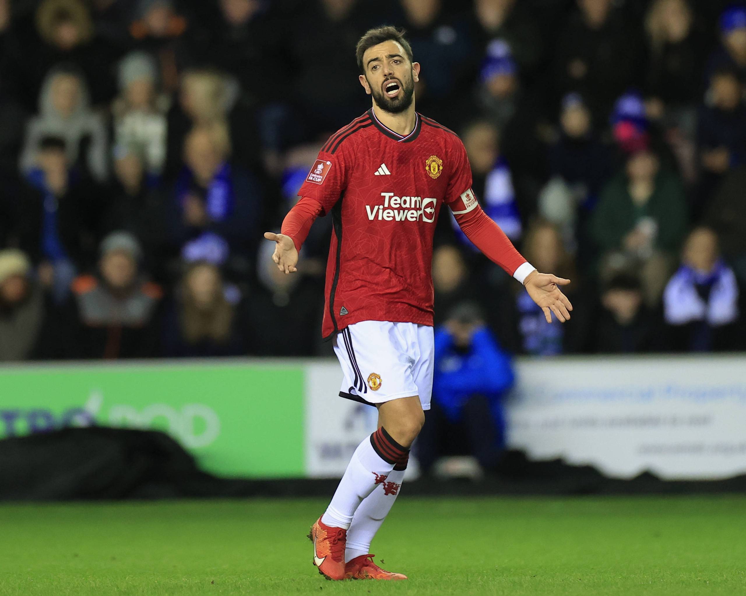 世体：内马尔一次支撑失误后接受处理，问题不大但引发了担忧